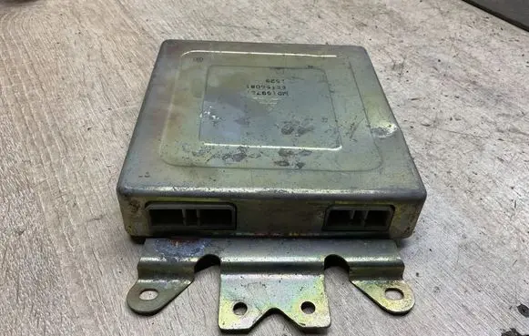 Mitsubishi Colt Engine control unit/module E2t56081 Md159781