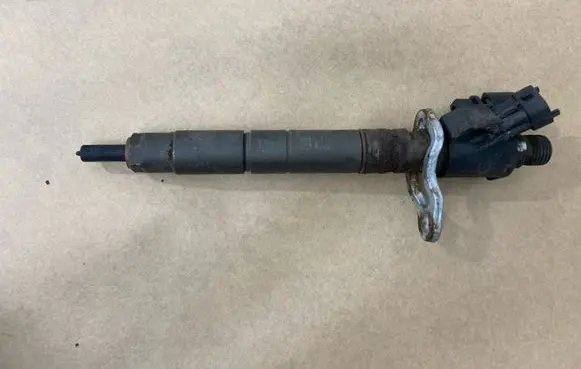 Volvo C30 Fuel injector 31303238