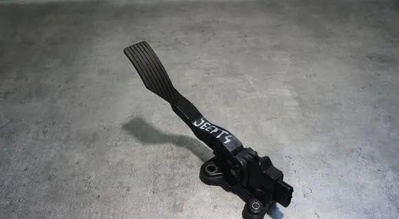 Jeep Compass Accelerator throttle pedal 04891586AD