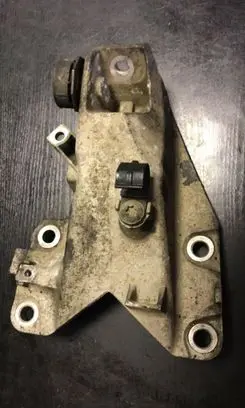 BMW 1 E81 E87 Engine mounting bracket 6760315
