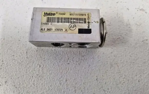 Renault Trafic III (X82) Air conditioning (A/C) expansion valve T1033442F
