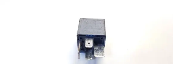 Volkswagen PASSAT B5.5 Other relay 8D0951253