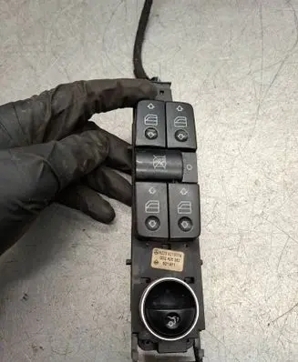 Mercedes-Benz S W220 Electric window control switch A2208213179 501971 Q02A05382