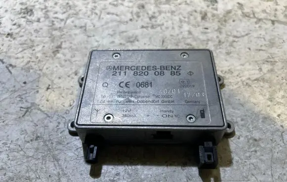 Mercedes-Benz E W211 Antenna control unit 2118200885 MC3000DC 09702112