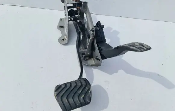 Nissan X-Trail T32 Brake pedal bracket assembly 