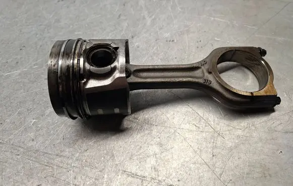 Peugeot 3008 I Piston with connecting rod