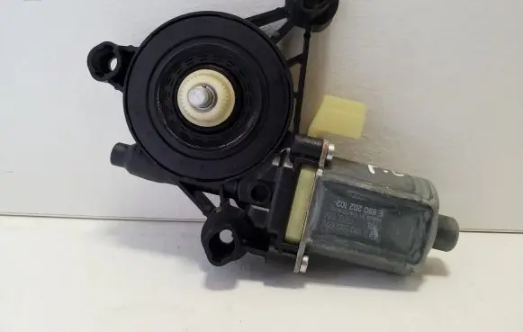 Audi Q3 F3 Front door window regulator motor 5Q0959802C 0130822076 E850202102