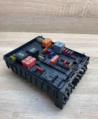Volkswagen Golf V Fuse module 1K0937124H 0339594662E 1394932