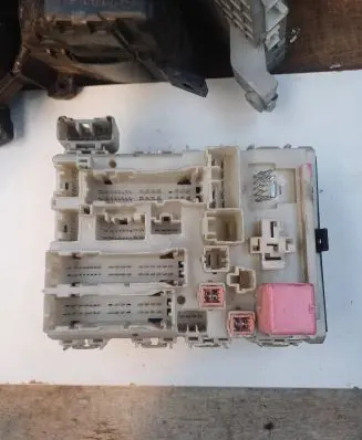 Toyota Yaris Fuse module 8273052700 71060174 9621