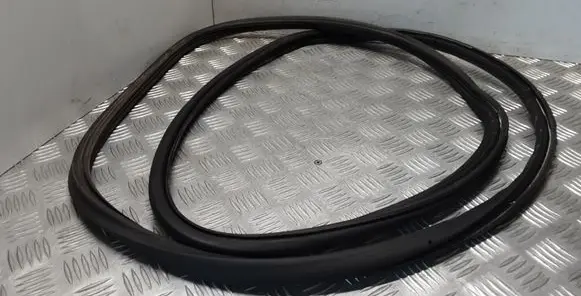Volkswagen Touareg I Rubber seal rear door 