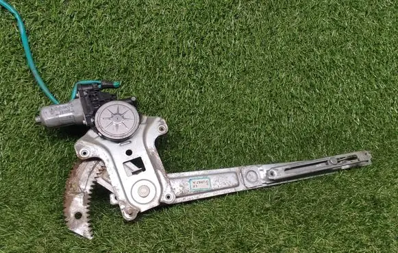 Chevrolet TrailBlazer Front door manual window regulator AE2621004250 MFG241207