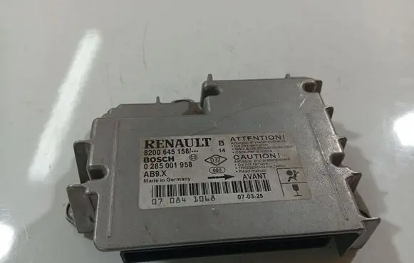 Renault Clio III Airbag control unit/module 8200645158