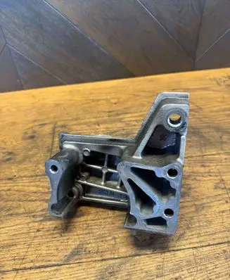 Engine mounting bracket