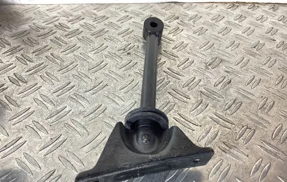Fender mounting bracket