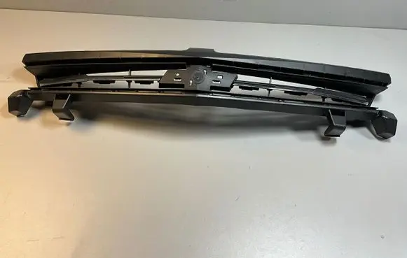 Chevrolet Camaro Front bumper upper radiator grill 23382786
