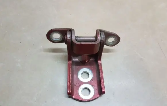 Nissan Qashqai Rear door lower hinge