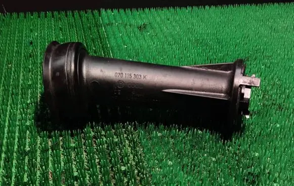 Volkswagen Transporter - Caravelle T5 Oil fill pipe 070115303K