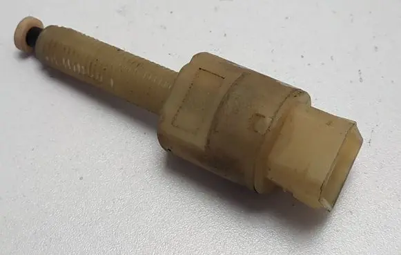 Volkswagen PASSAT B5 Brake pedal sensor switch 4A0945515A