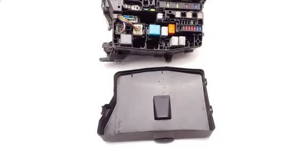 Toyota Auris 150 Fuse box set 8266202220 7233R0A1