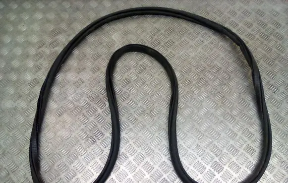 Volvo XC90 Front door rubber seal 31457673