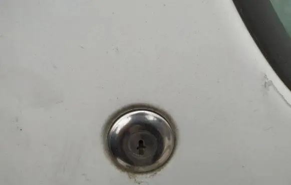 Peugeot Partner Front door lock (next to the handle) 