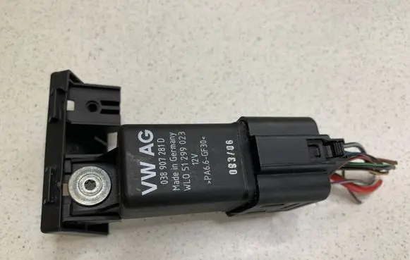 Volkswagen Touran I Glow plug pre-heat relay 038973721B 038907281D