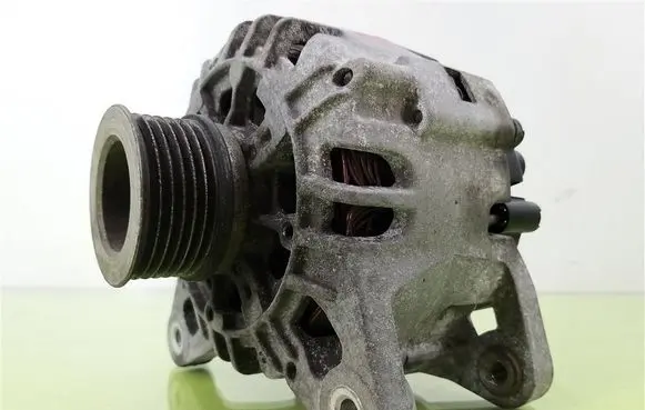 Dacia Sandero Generator/alternator 8200810621C
