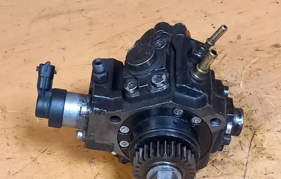 Renault Master III Fuel injection high pressure pump 8200912103