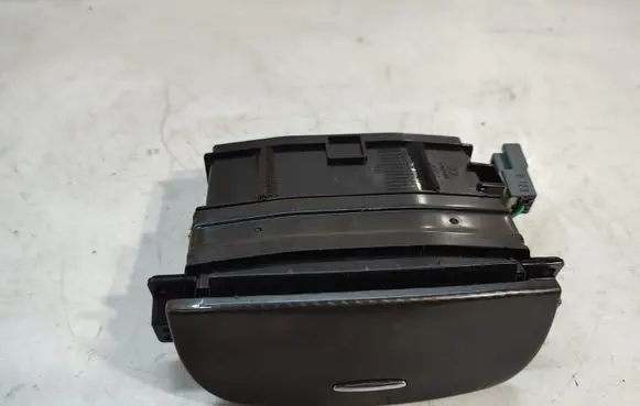 Hyundai Santa Fe Ashtray (front) 