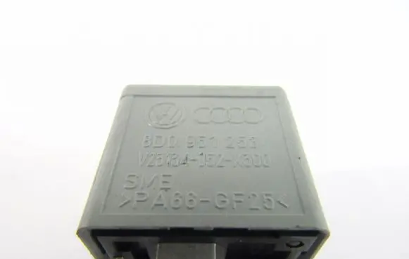 Volkswagen PASSAT B5 Other relay 8D0951253