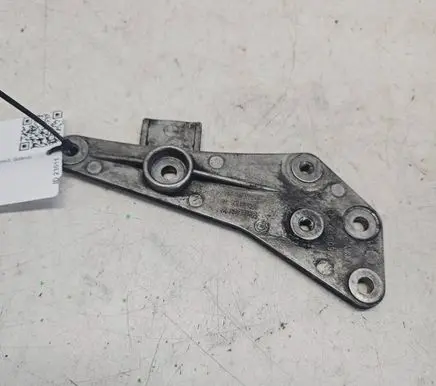Engine mounting bracket