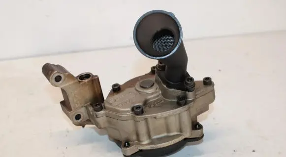 Volkswagen Golf V Oil pump 03C105Q 03C103669E