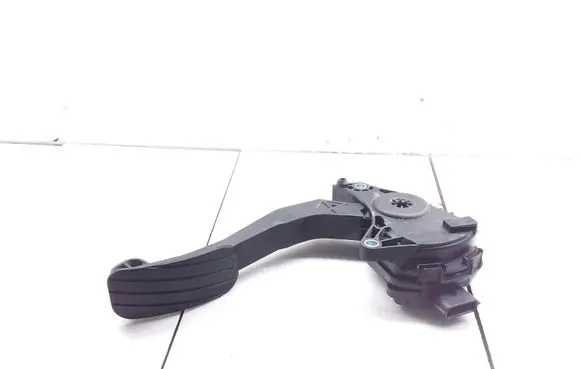 Accelerator throttle pedal