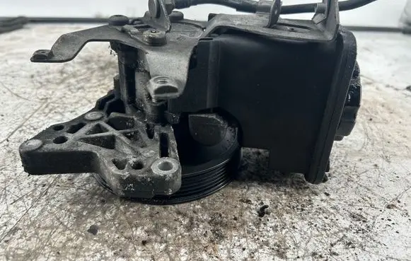 BMW X3 E83 Power steering pump 7692974536 340519601F