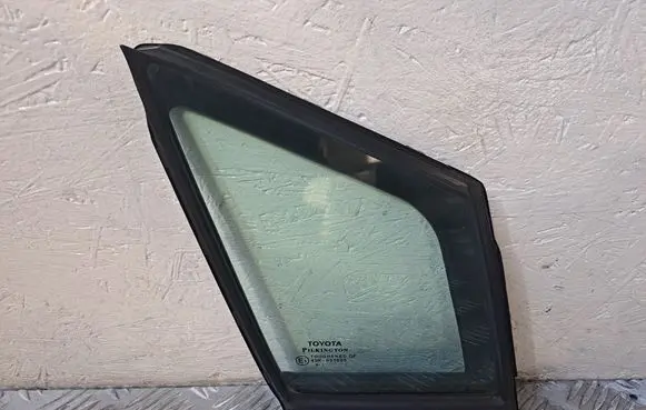 Toyota Avensis T270 Front door vent window glass four-door 43R001605 6812505010