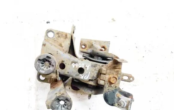 Nissan X-Trail T30 Engine mount bracket