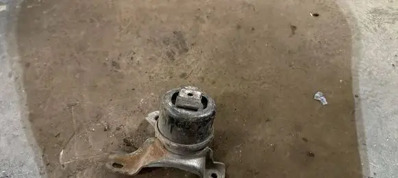 Volvo V70 Engine mount bracket 30636633