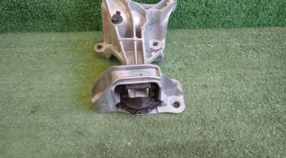 Nissan Juke II F16 Engine mount bracket 112325208R