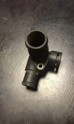 Volkswagen PASSAT B5 Engine coolant pipe/hose 028121132