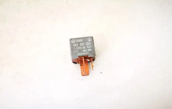 Volkswagen PASSAT B5 Other relay 443951253