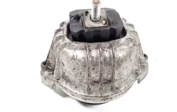 BMW 1 E82 E88 Engine mount bracket 6768799