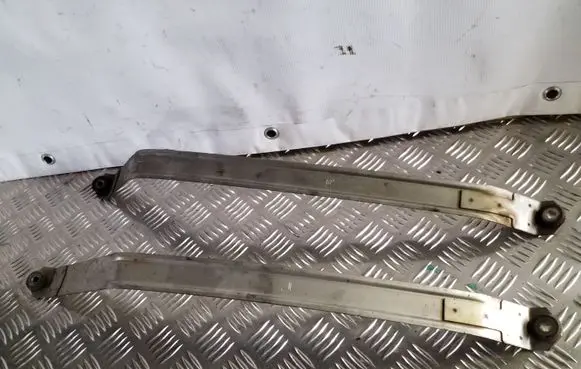 Fuel tank mounting bracket