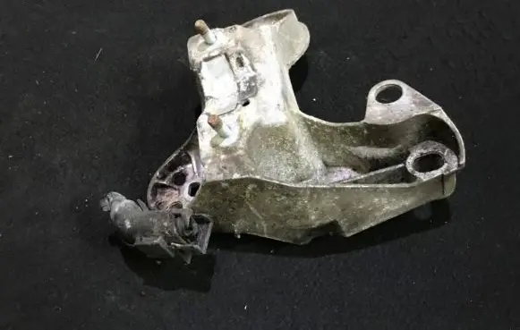 Audi A4 S4 B6 8E 8H Engine mounting bracket 8e0199352f