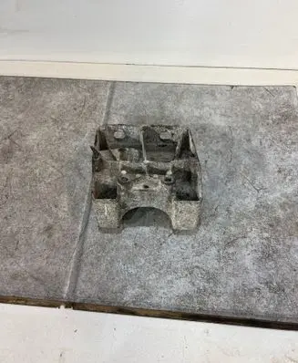 Engine mounting bracket