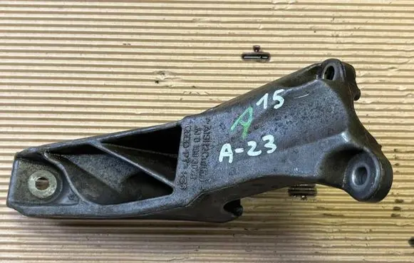 Skoda Octavia Mk2 (1Z) Engine mounting bracket 4F0199307R