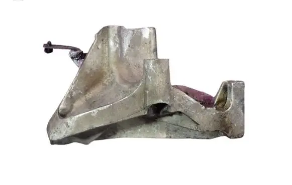 Volkswagen Touareg I Engine mounting bracket 070199307A