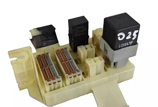Mitsubishi Carisma Fuse module MB953394