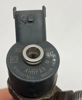 Opel Vivaro Fuel injector 8200100272