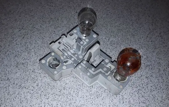 BMW 3 E46 Tail light bulb cover holder 6928382