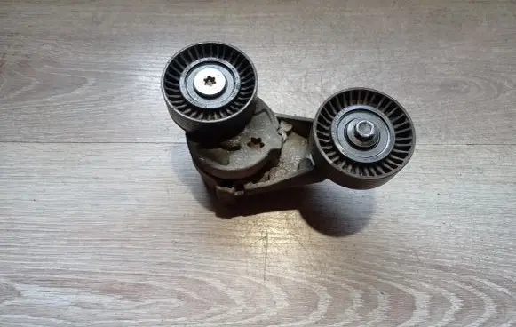 Volvo V70 Alternator belt tensioner 